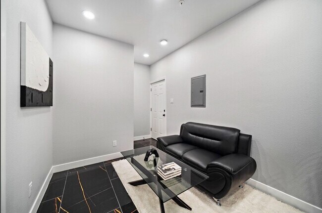 Building Photo - 1009 8th St