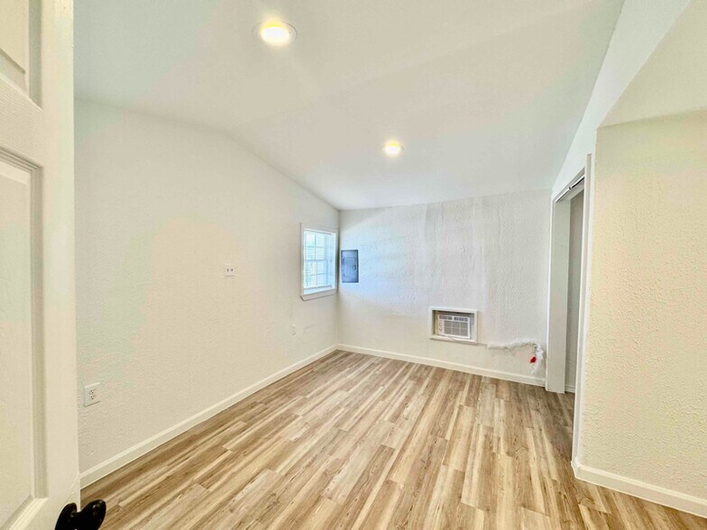 Building Photo - 610 Fenfield Ave