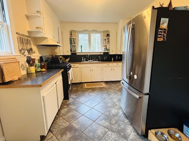 Building Photo - Charming Three Bedroom Two Bath Home on Ja...