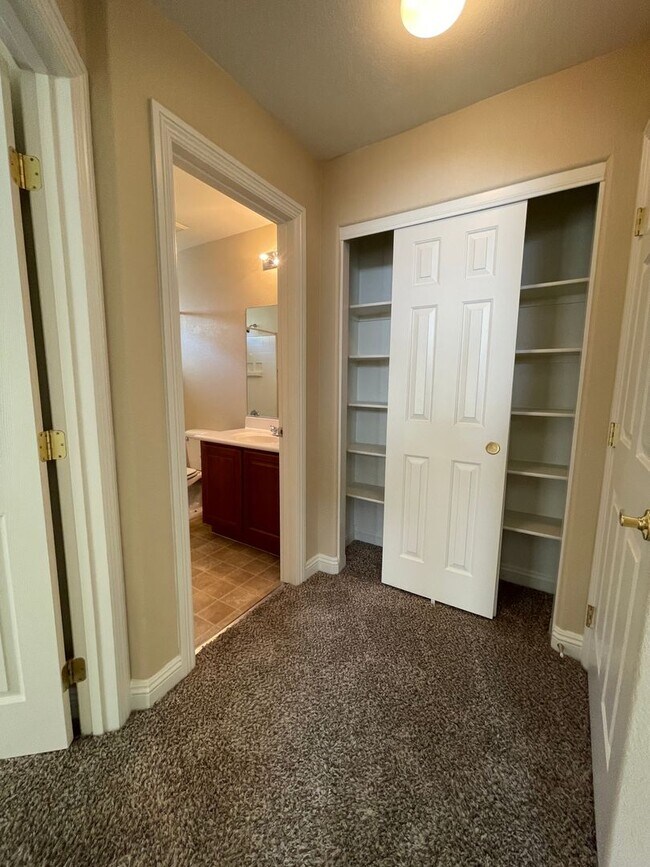 Building Photo - Gorgeous Townhome in Gated Community!