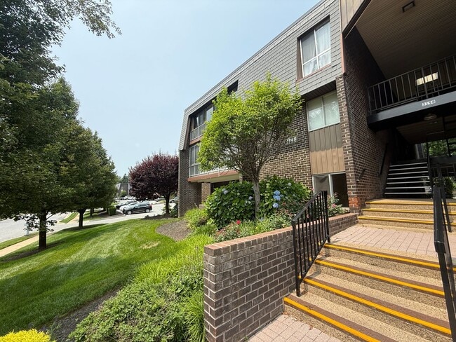 Building Photo - Chic & Comfortable 2BR/2BA Ground-Level Co...