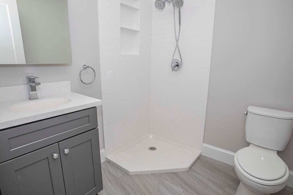 Building Photo - 885 E 4th St