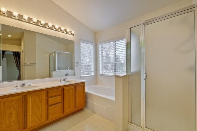 Building Photo - Awesome 3 Bedroom  Home Near Rivermark Plaza!