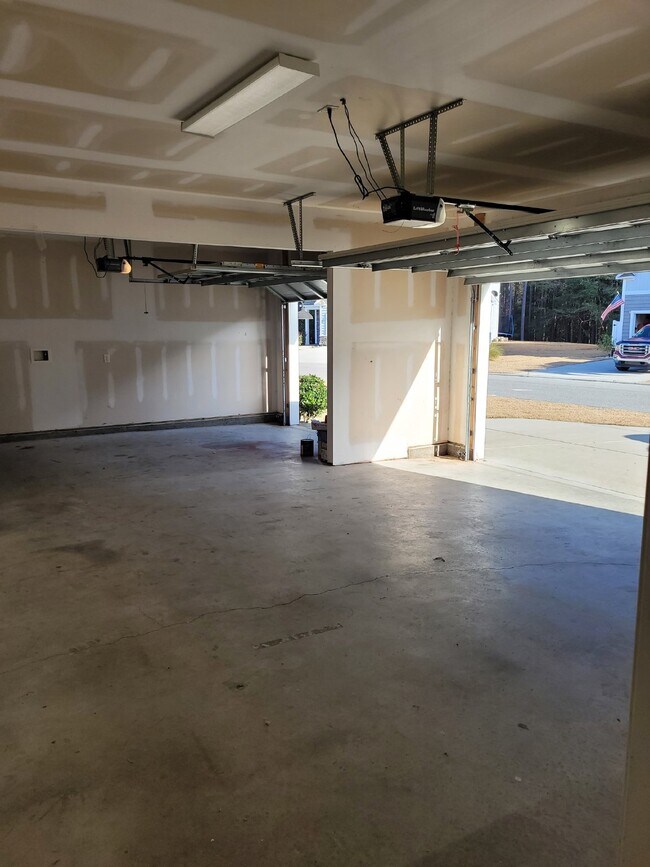 Building Photo - Three-Bedroom Home for Rent in New Riverside!