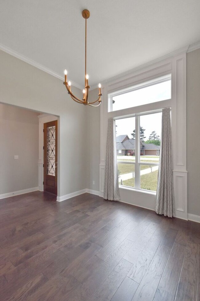 Building Photo - Stunning 4 Bed 2 Bath!