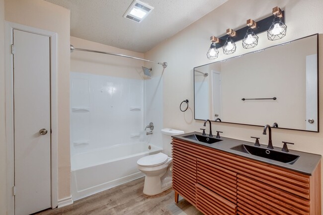 Building Photo - Cute 3 bed 2 bath!