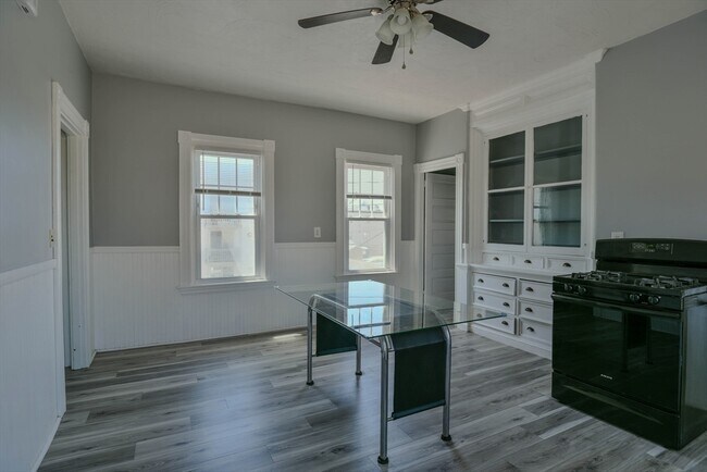 Building Photo - 407-409-409 Bolton St