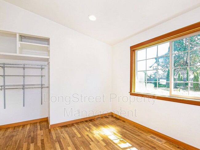 Building Photo - 1066 NE Madrona St