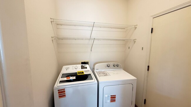 Building Photo - 3 Bedroom, 2.5 bath home in Desirable Fresno Neighborhood