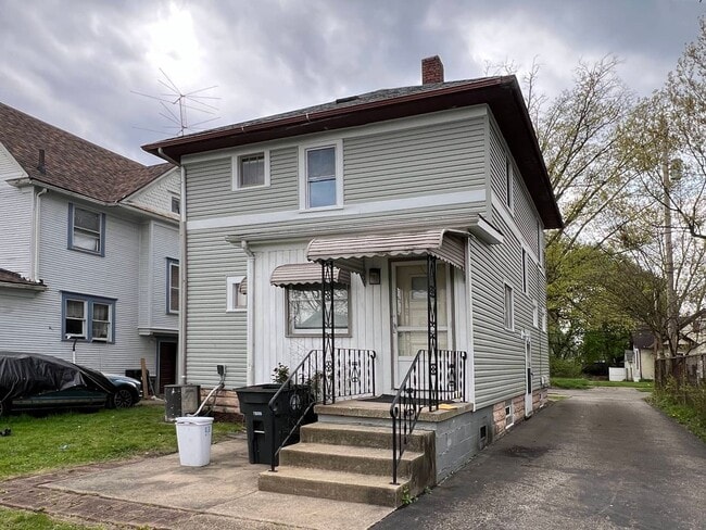 Building Photo - 677 Blaine Ave