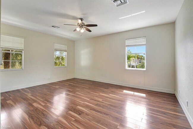 Building Photo - 4 br, 3.5 bath Townhome - 1125 NW 18th Ave