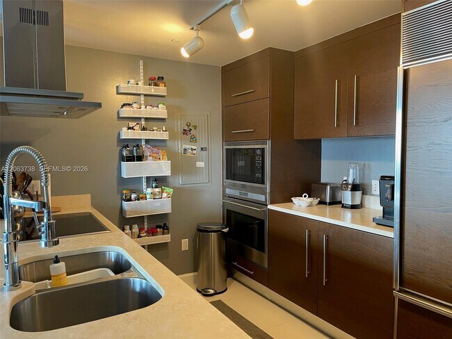 Building Photo - 495 Brickell Ave