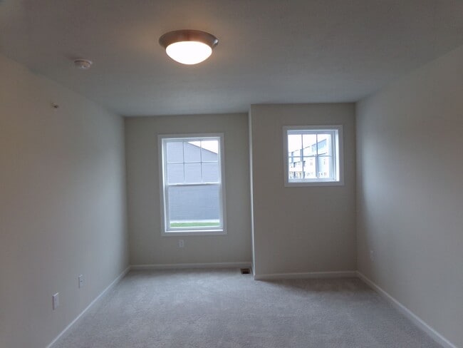 Building Photo - 3 bedroom, 2.5 Bathroom Townhouse in Gray's Pointe Neighborhood