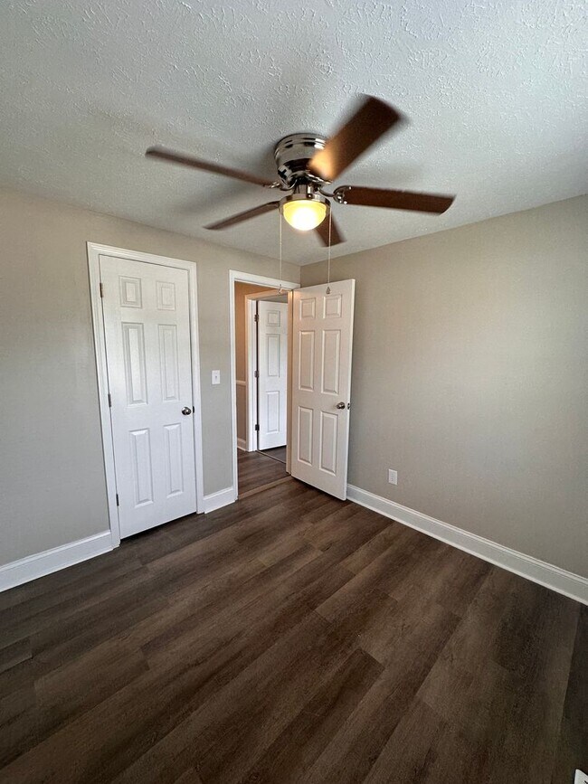 Building Photo - Renovated 5BR/2BA Bi-Level Home with Oversized 2 Car Garage For Rent!