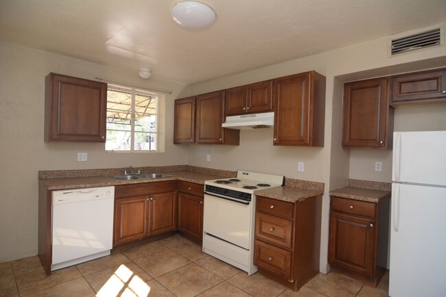 Building Photo - Charming 2 Bedroom 1 Bath House! Close to ...