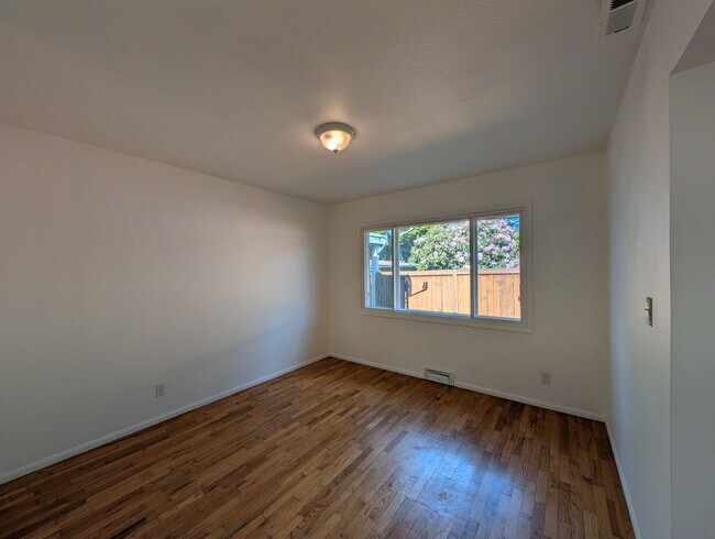 Building Photo - 5bd/2ba Burien Home