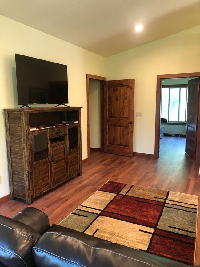 Building Photo - SEASONAL FURNISHED RENTAL