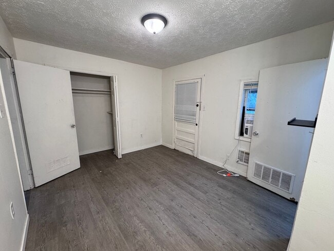 Building Photo - 922 S 27th St