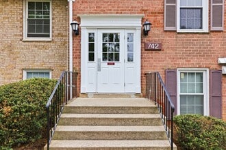 Building Photo - 742 Quince Orchard Blvd