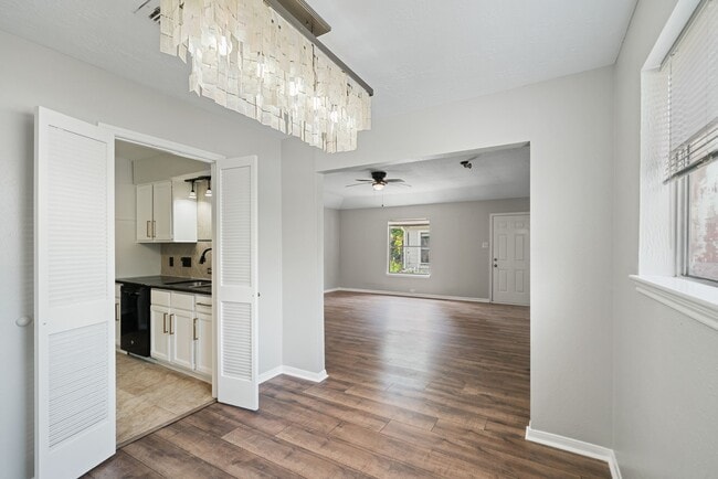 Building Photo - 801 Thornwood Dr