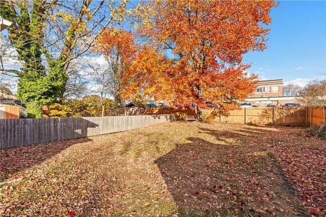 Building Photo - 41 Oak St