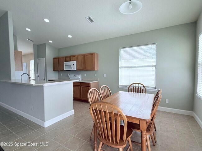 Building Photo - 3900 Playa Del Sol Dr