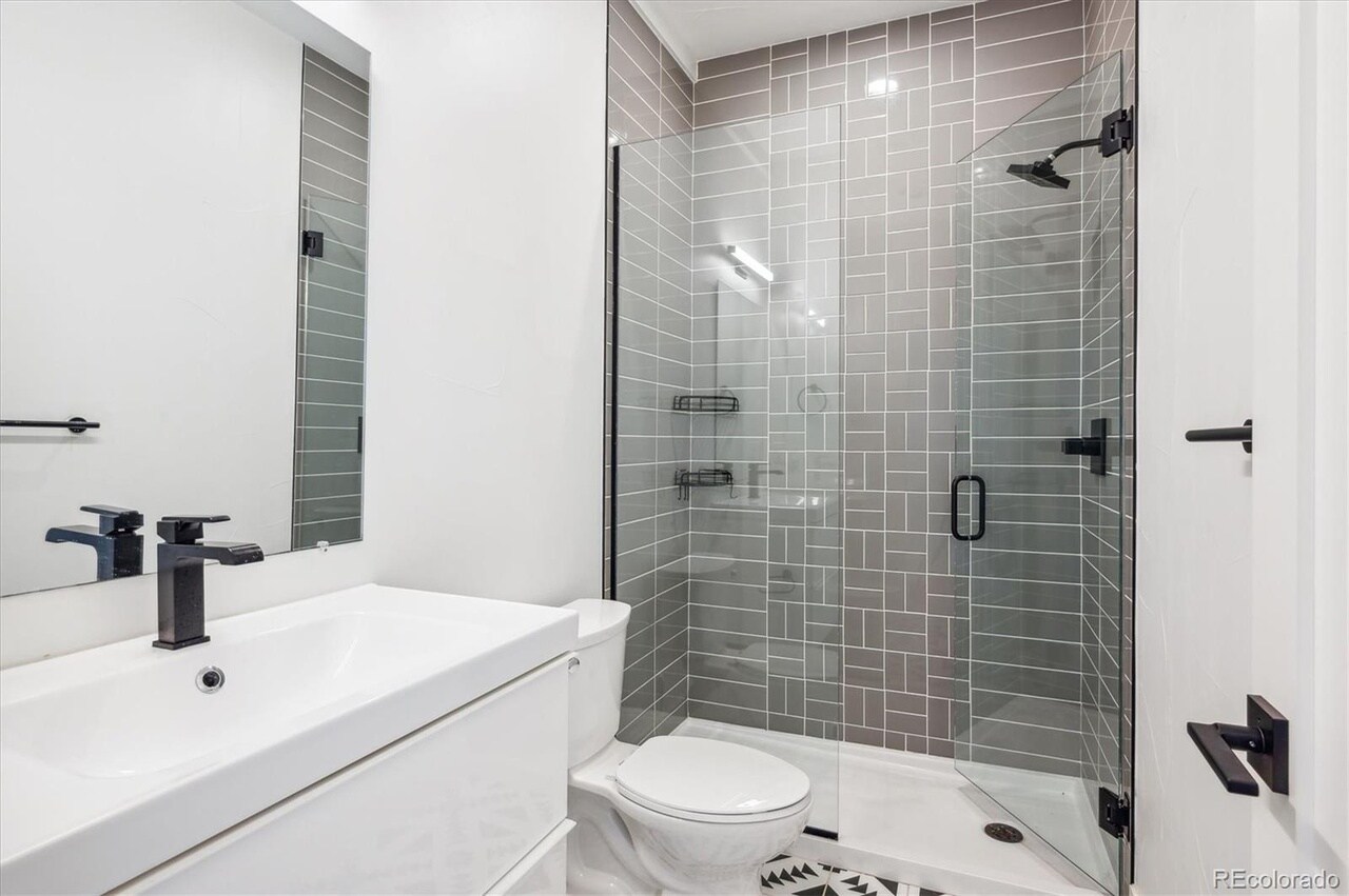 Bedroom 3 en-suite bathroom - 3126 N Gilpin St