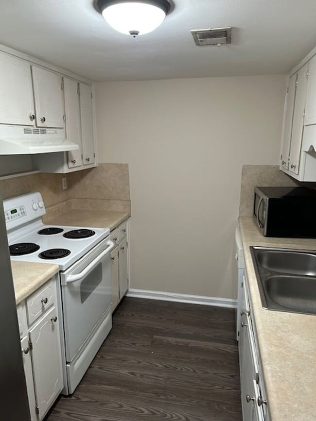 Building Photo - NOW AVAILABLE!! MOVE IN SPECIAL