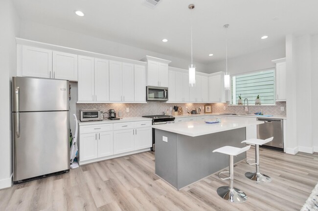 Building Photo - 3360 Pinemont Dr