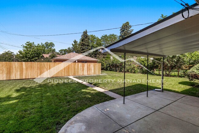 Building Photo - Charming Home with Washer/Dryer and Fenced...