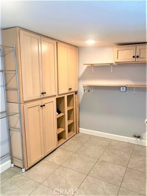 Building Photo - 417 S Flower St