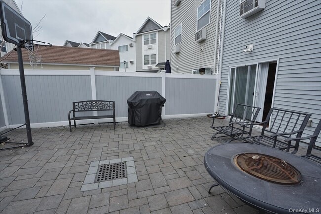 Building Photo - 102 Cove Ct