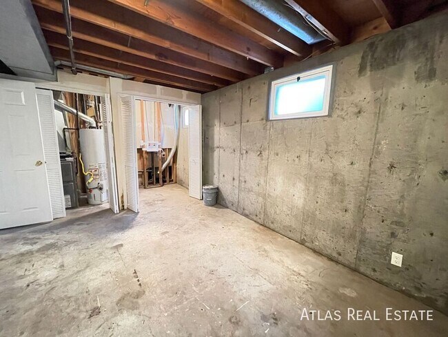 Building Photo - 4419 Dewey Dr