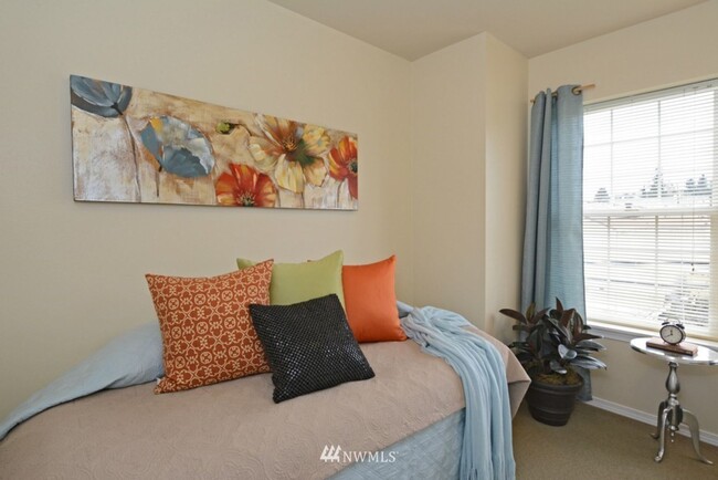 Building Photo - North Greenlake 3-bed 1.75-bath Town House