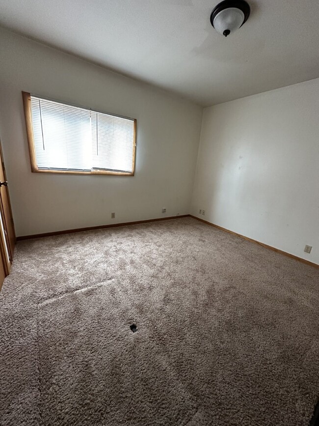 Building Photo - Exciting 4 Bed 1 Bath close to UWEC!