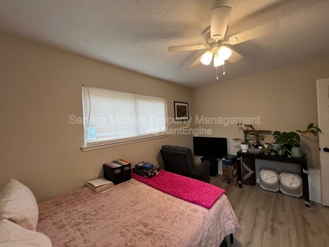 Building Photo - 303 Newcastle Dr