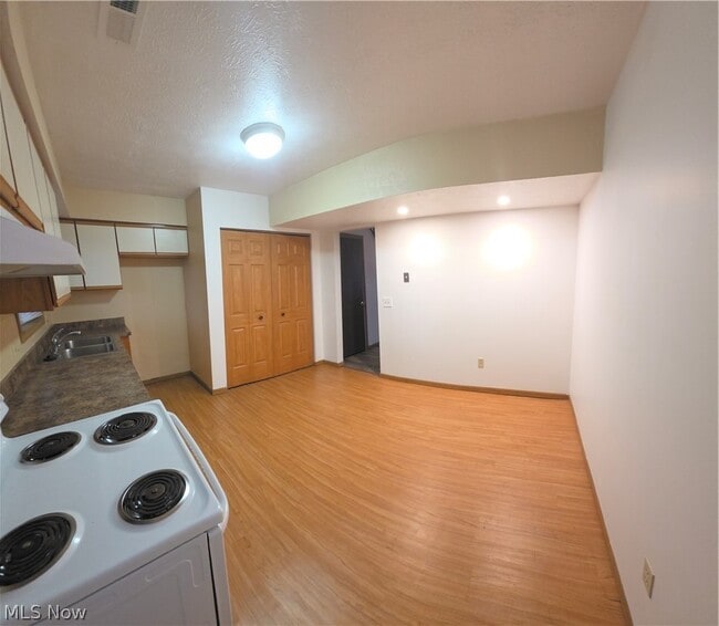 Building Photo - 240 Lilac Pl