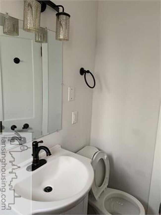 Building Photo - 318 E Hillsdale St