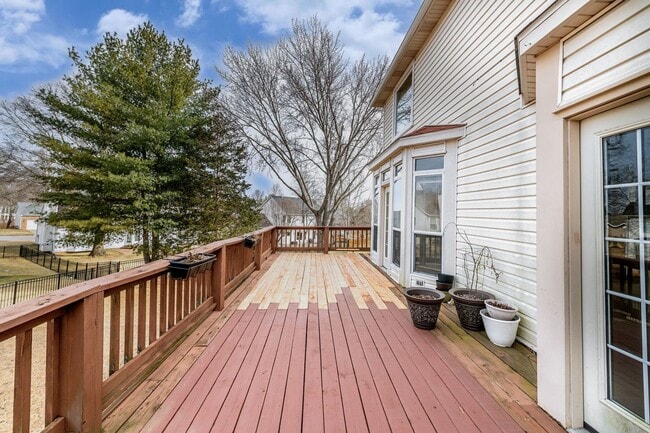 Building Photo - Spacious Parkway South Home with Walk-Out Basement & Large Backyard