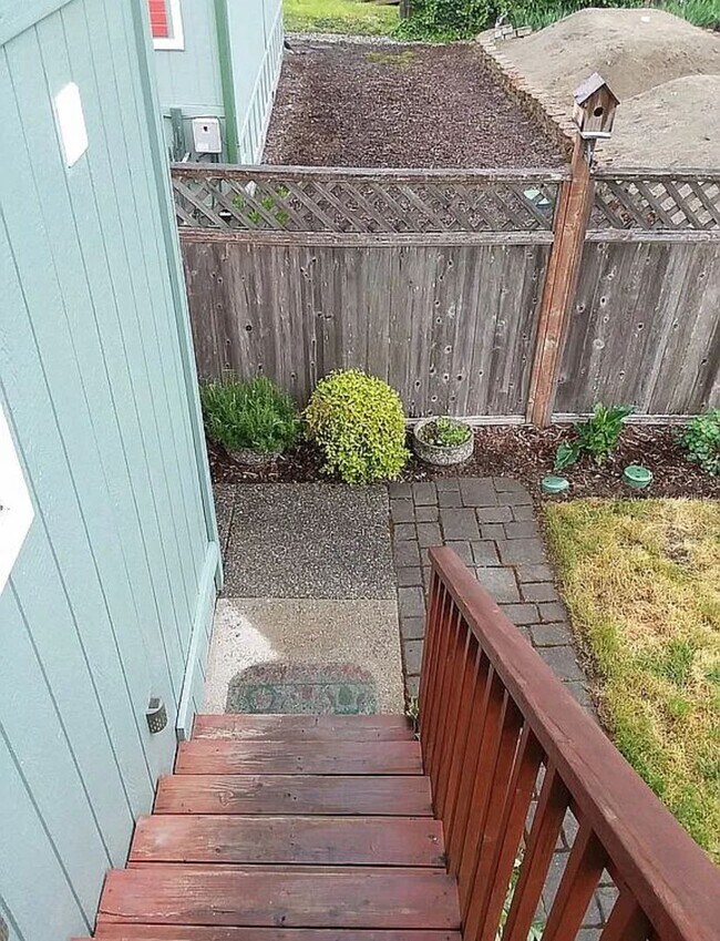 Building Photo - Very neat unit in Poulsbo area.