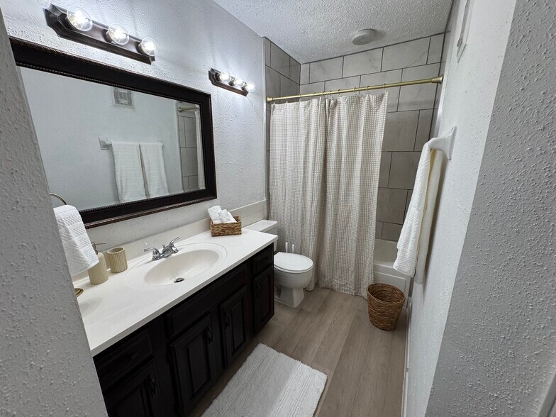 Building Photo - 2826 S Bartell Dr