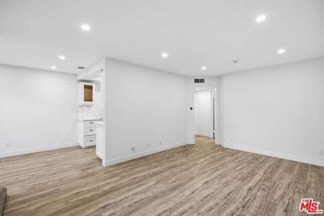 Building Photo - 13025 Moorpark St