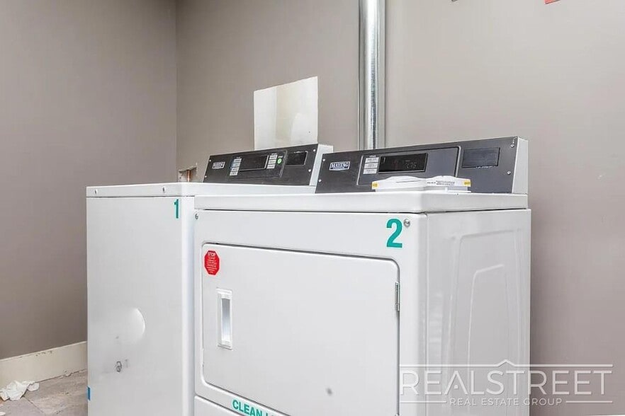 Building Photo - Charming 1-bedroom, 1.5 bath duplex apartment conveniently located near the Knickerbocker M stop at