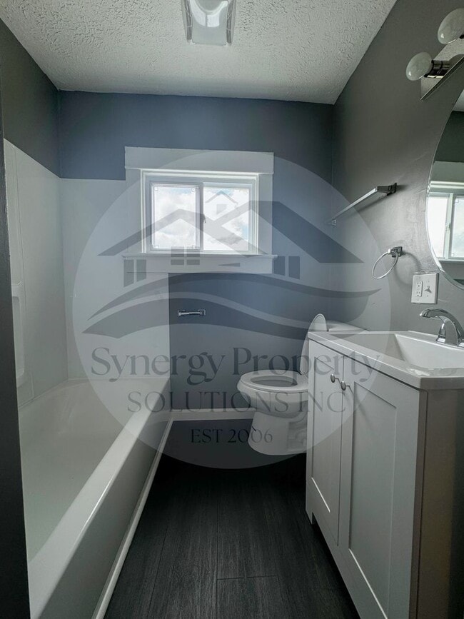 Building Photo - Crestline Home Available Now