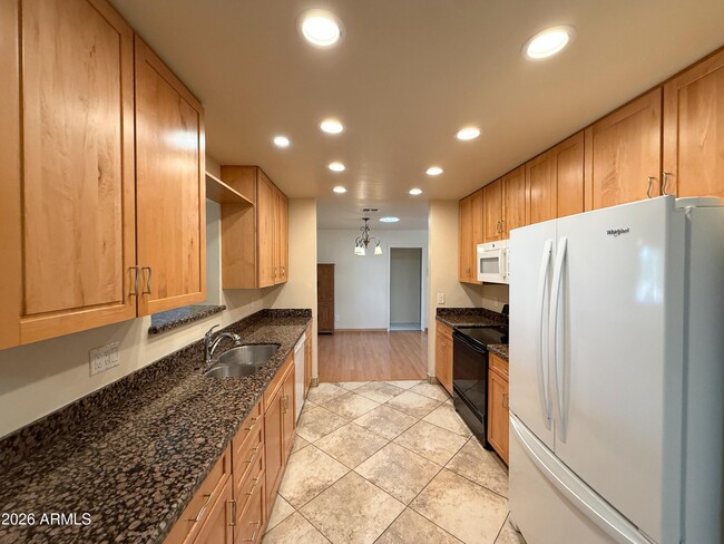 Building Photo - 710 E Hermosa Dr