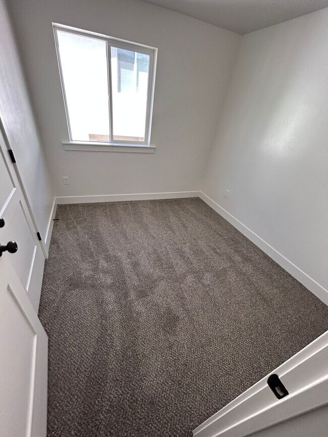 Building Photo - Freshly Updated Townhome with Walk-In Clos...