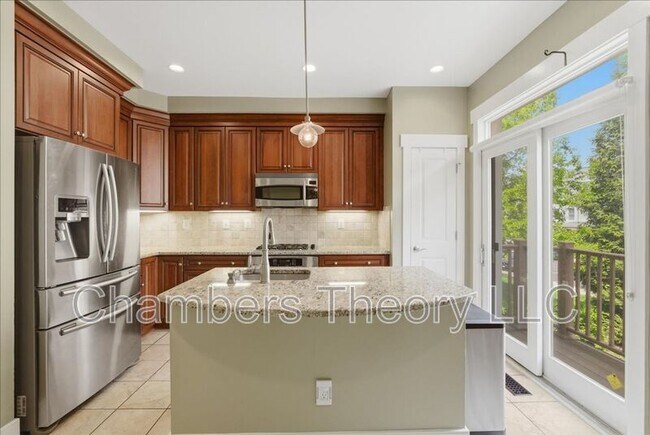 Building Photo - 2735 Linden Ln