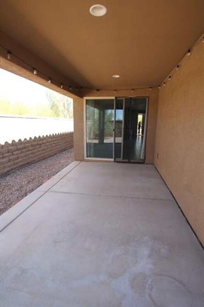 Building Photo - Desirable La Estancia Neighboorhood