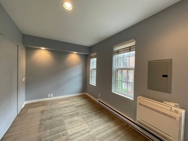 Building Photo - 33 Lawrence St