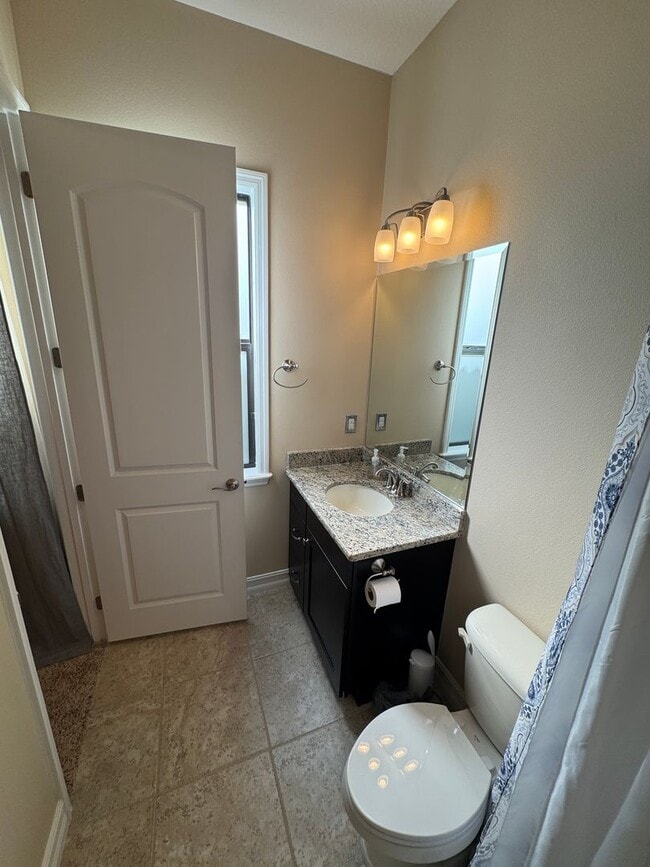 Building Photo - Two Story 5 bedroom, 4.5 bath